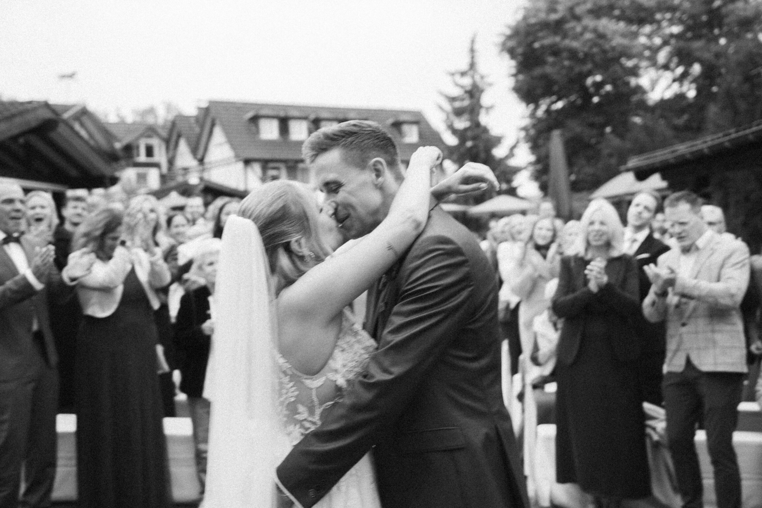 Lebendiger Hochzeitsmoment mit Gästen